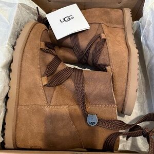 UGG classic femme lace up